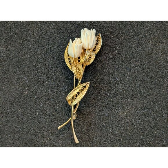 Vintage Gold Tone Flower Brooch White Carved Petals Filigree Detailing - Picture 1 of 5